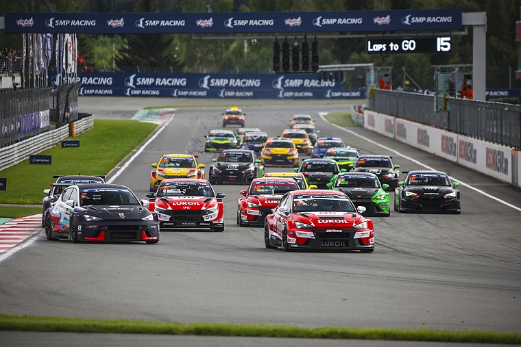 Двойной подиум ЛУКОЙЛ Рейсинг в самом престижном классе кольцевых гонок. Итоги первого дня чемпионата России на Moscow Raceway.