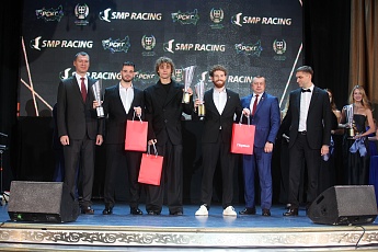 ЛУКОЙЛ Рейсинг Твинс Тим и Михаил Симонов получили чемпионские кубки.