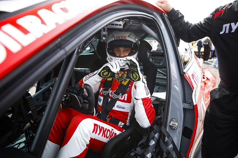 Российская Автомобильная Федерация наградила победителей и призеров чемпионата России 2025 года по автомобильным кольцевым гонкам.