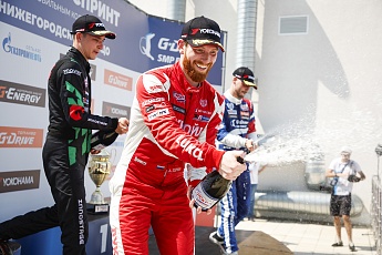 ЛУКОЙЛ Рейсинг Твинс Тим укрепляет лидерство в чемпионате, а гонщики команды занимают первое и второе места среди пилотов.