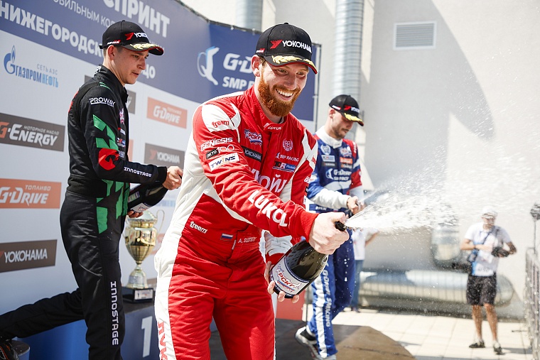 ЛУКОЙЛ Рейсинг Твинс Тим укрепляет лидерство в чемпионате, а гонщики команды занимают первое и второе места среди пилотов.
